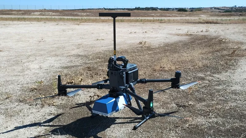 Dron en reposo utilizado por Enaire para la verificación de radioayudas para la navegación aérea. Foto: Enaire Dron en reposo utilizado por Enaire para la verificación de radioayudas para la navegación aérea. Foto: Enaire