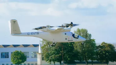 El prototipo final de eVTOL de Vertical Aerospace, Valo, complet� su primer vuelo tripulado por el piloto de pruebas verticales Paul Stone, lo que supone un hito hacia la certificaci�n. Foto: Vertical Aerospace