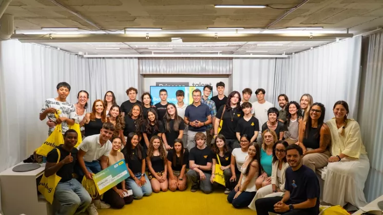 Foto de grupo de alumnos participantes en el programa STEAMing impulsado por Vueling y la Fundaci�n Princesa de Girona.