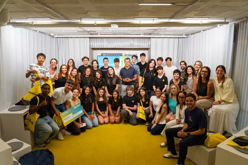 Foto de grupo de alumnos participantes en el programa STEAMing impulsado por Vueling y la Fundación Princesa de Girona. Foto de grupo de alumnos participantes en el programa STEAMing impulsado por Vueling y la Fundación Princesa de Girona.
