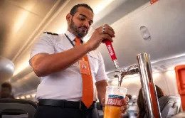 Los auxiliares de vuelo de GOL sirven cerveza Brahma de barril a los pasajeros durante un vuelo entre Río de Janeiro (GIG) y Fortaleza (FOR). Foto: Paulo Guilherme