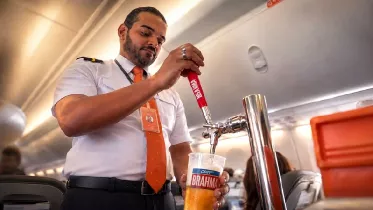 Los auxiliares de vuelo de GOL sirven cerveza Brahma de barril a los pasajeros durante un vuelo entre Río de Janeiro (GIG) y Fortaleza (FOR). Foto: Paulo Guilherme Los auxiliares de vuelo de GOL sirven cerveza Brahma de barril a los pasajeros durante un vuelo entre Río de Janeiro (GIG) y Fortaleza (FOR). Foto: Paulo Guilherme