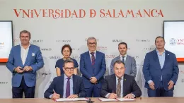 En primer t�rmino, el rector de la USAL, Juan Manuel Corchado (izquierda), y el decano del COPAC, Carlos San Jos� (derecha). En segundo t�rmino (de izquierda a derecha) los miembros del Consejo de Administraci�n de Adventia Isidoro Alan�s, presidente de Global Exchange; Rosario Ar�valo, vicerrectora de Ordenaci�n Acad�mica y Profesorado; Alfredo �vila, secretario general USAL; Gonzalo Mart�n Garc�a, director de Adventia; y Benjam�n Crespo, expresidente de la C�mara de Comercio de Salamanca. Foto: Comunicaci�n USAL
