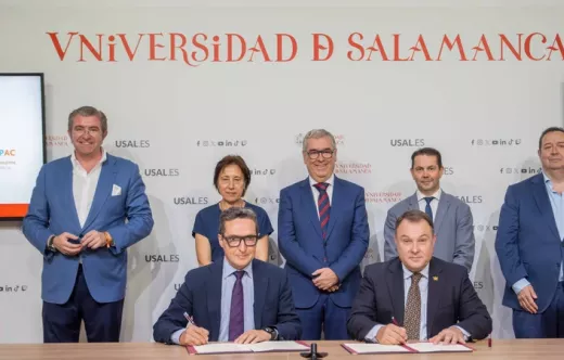 En primer t�rmino, el rector de la USAL, Juan Manuel Corchado (izquierda), y el decano del COPAC, Carlos San Jos� (derecha). En segundo t�rmino (de izquierda a derecha) los miembros del Consejo de Administraci�n de Adventia Isidoro Alan�s, presidente de Global Exchange; Rosario Ar�valo, vicerrectora de Ordenaci�n Acad�mica y Profesorado; Alfredo �vila, secretario general USAL; Gonzalo Mart�n Garc�a, director de Adventia; y Benjam�n Crespo, expresidente de la C�mara de Comercio de Salamanca. Foto: Comunicaci�n USAL