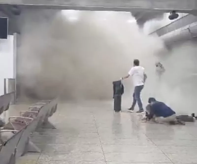 Imagen del Aeropuerto de Maiquet�a durante los terremotos.