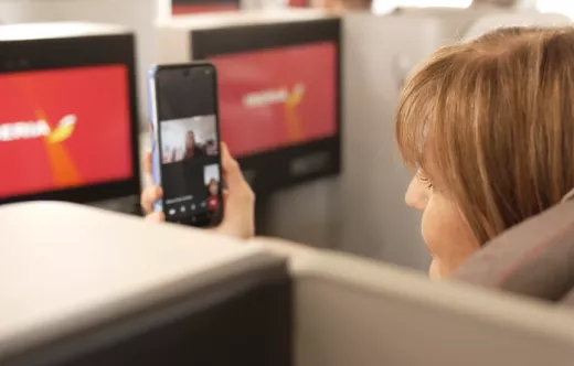 Una pasajera de Iberia utilizando la conexi�n de Internet mediante wifi, gracias a la conexi�n satelital de Starlink. Foto: Iberia