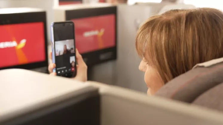 Una pasajera de Iberia utilizando la conexi�n de Internet mediante wifi, gracias a la conexi�n satelital de Starlink. Foto: Iberia