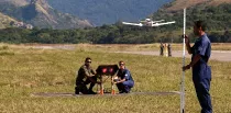 Personal de la Fuerza A�rea Brasile�a durante la inspecci�n de los equipos de ayuda a la navegaci�n a�rea. 