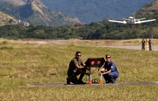 Personal de la Fuerza A�rea Brasile�a durante la inspecci�n de los equipos de ayuda a la navegaci�n a�rea. 