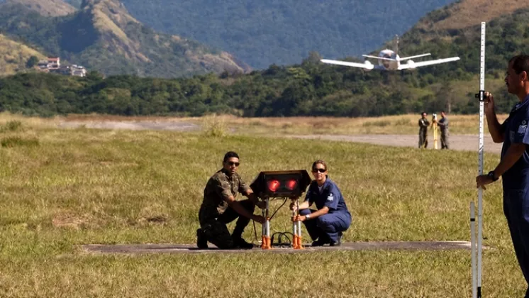 Personal de la Fuerza A�rea Brasile�a durante la inspecci�n de los equipos de ayuda a la navegaci�n a�rea. 