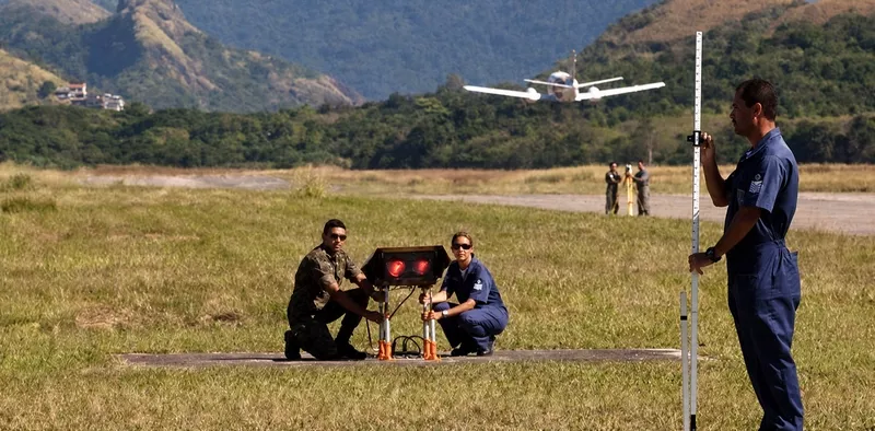 Personal de la Fuerza A�rea Brasile�a durante la inspecci�n de los equipos de ayuda a la navegaci�n a�rea. 