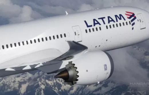 Aeronave de Latam en vuelo.