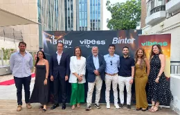 Foto de grupo tras el anuncio del acuerdo entre Binter y VB Group con la participación, entre otros, de: Gustavo González, Nuria Jiménez, Jorge Espinós, Paloma Torres, José L Becerra, Rodrigo Cubillo, Carmen Aguado.