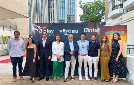 Foto de grupo tras el anuncio del acuerdo entre Binter y VB Group con la participaci�n, entre otros, de: Gustavo Gonz�lez, Nuria Jim�nez, Jorge Espin�s, Paloma Torres, Jos� L Becerra, Rodrigo Cubillo, Carmen Aguado.