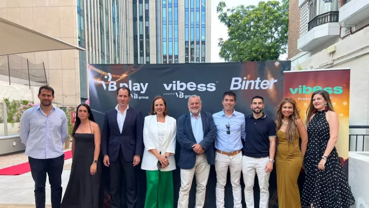 Foto de grupo tras el anuncio del acuerdo entre Binter y VB Group con la participaci�n, entre otros, de: Gustavo Gonz�lez, Nuria Jim�nez, Jorge Espin�s, Paloma Torres, Jos� L Becerra, Rodrigo Cubillo, Carmen Aguado.