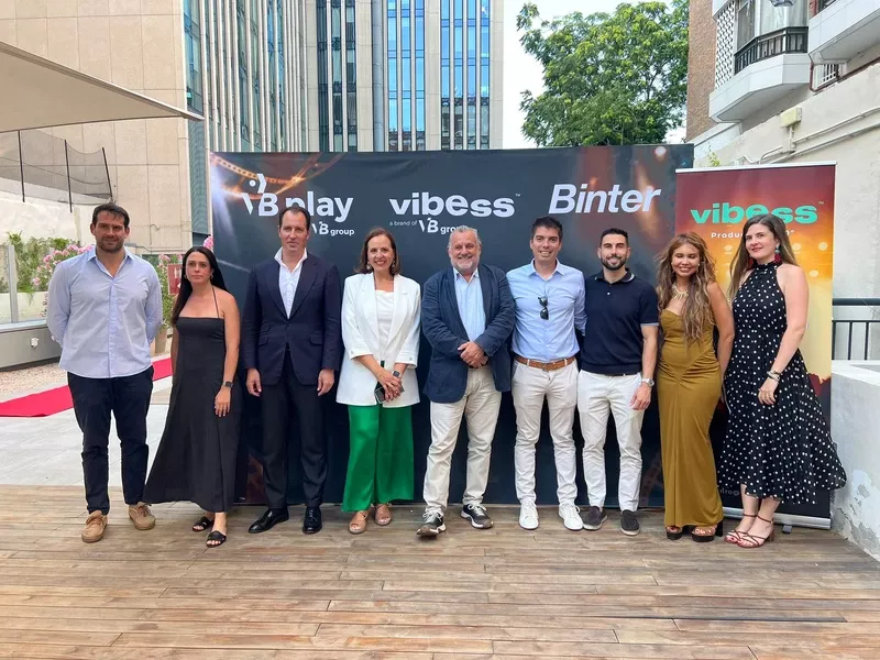 Foto de grupo tras el anuncio del acuerdo entre Binter y VB Group con la participación, entre otros, de: Gustavo González, Nuria Jiménez, Jorge Espinós, Paloma Torres, José L Becerra, Rodrigo Cubillo, Carmen Aguado. Foto de grupo tras el anuncio del acuerdo entre Binter y VB Group con la participación, entre otros, de: Gustavo González, Nuria Jiménez, Jorge Espinós, Paloma Torres, José L Becerra, Rodrigo Cubillo, Carmen Aguado.