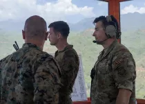 Personal de  Control de Tr�fico A�reo del Ala de Respuesta de Contingencia 621 de la Fuerza A�rea de Estados Unidos controlando las operaciones a�reas del Aeropuerto Internacional Sim�n Bol�var de Maiquet�a. (Cr�ditos: USAF
