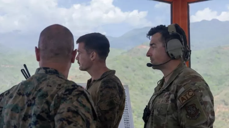 Personal de  Control de Tr�fico A�reo del Ala de Respuesta de Contingencia 621 de la Fuerza A�rea de Estados Unidos controlando las operaciones a�reas del Aeropuerto Internacional Sim�n Bol�var de Maiquet�a. (Cr�ditos: USAF