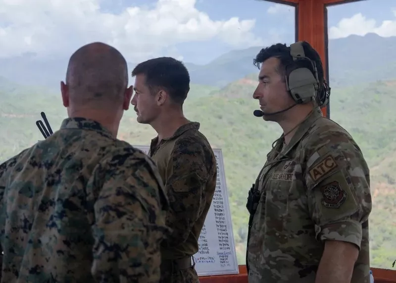 Personal de Control de Tráfico Aéreo del Ala de Respuesta de Contingencia 621 de la Fuerza Aérea de Estados Unidos controlando las operaciones aéreas del Aeropuerto Internacional Simón Bolívar de Maiquetía. (Créditos: USAF Personal de Control de Tráfico Aéreo del Ala de Respuesta de Contingencia 621 de la Fuerza Aérea de Estados Unidos controlando las operaciones aéreas del Aeropuerto Internacional Simón Bolívar de Maiquetía. (Créditos: USAF