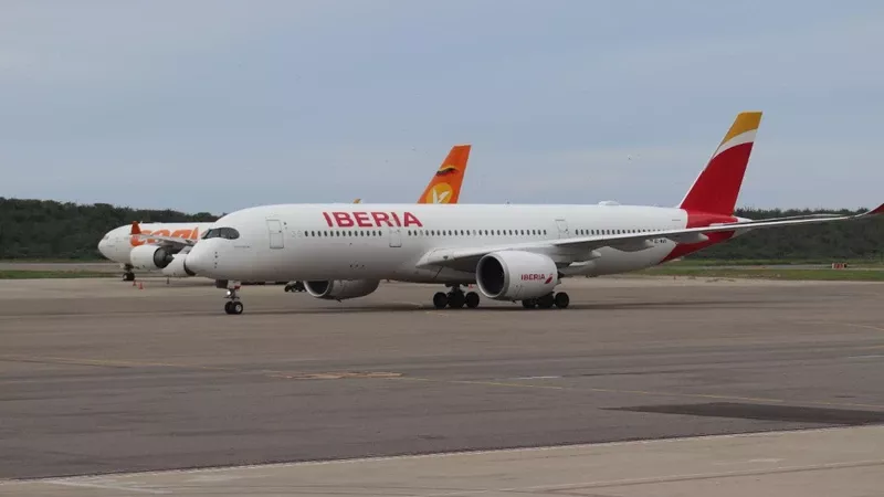 Aeronave de Iberia en pista. Aeronave de Iberia en pista.