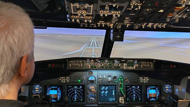 Simulador de vuelo Gen 738 de Lasa Dynamics para aviones Boeing B737 instalado en el Centro de Simulaci�n A�rea de la Universidad de Le�n y perteneciente a la escuela de pilotos FlyBy.