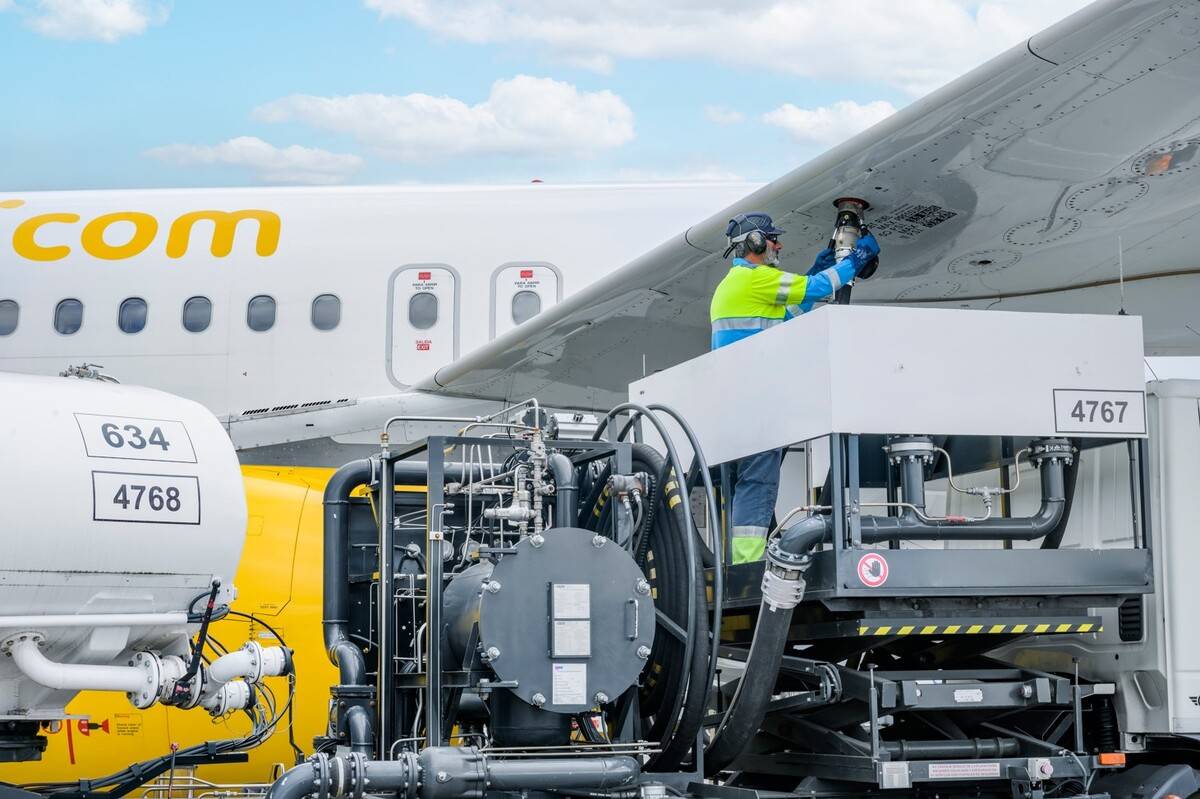 Nace la primera asociación española de operadores de combustible aeroportuario. Nace la primera asociación española de operadores de combustible aeroportuario.
