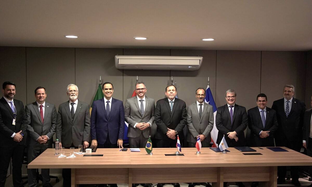 Foto de grupo tras el acuerdo inicial hacia la creación del Cielo Único sudamericano. Foto de grupo tras el acuerdo inicial hacia la creación del Cielo Único sudamericano.