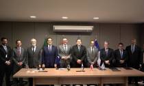 Foto de grupo tras el acuerdo inicial hacia la creaci�n del Cielo �nico sudamericano.