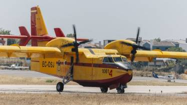Avi�n de Avincis CL-215T . Foto: Avincis