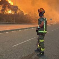 Bombero frente a uno de los incendios de la Comunidad de Madrid. Foto: Comunidad de Madrid