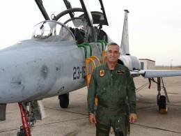 Guillermo Vay�, exjefe del Ala 23 en la Base A�rea de Talavera la Real junto auna aeronave. Foto: Aviation Group