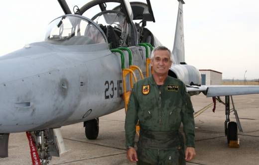 Guillermo Vay�, exjefe del Ala 23 en la Base A�rea de Talavera la Real junto auna aeronave. Foto: Aviation Group