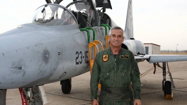 Guillermo Vay�, exjefe del Ala 23 en la Base A�rea de Talavera la Real junto auna aeronave. Foto: Aviation Group