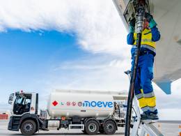 Operario de Moeve repostando de combustible un avi�n.