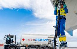 Operario de Moeve repostando de combustible un avión.
