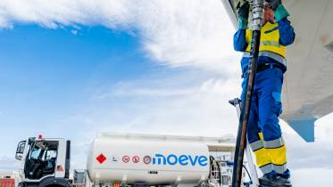 Operario de Moeve repostando de combustible un avi�n.
