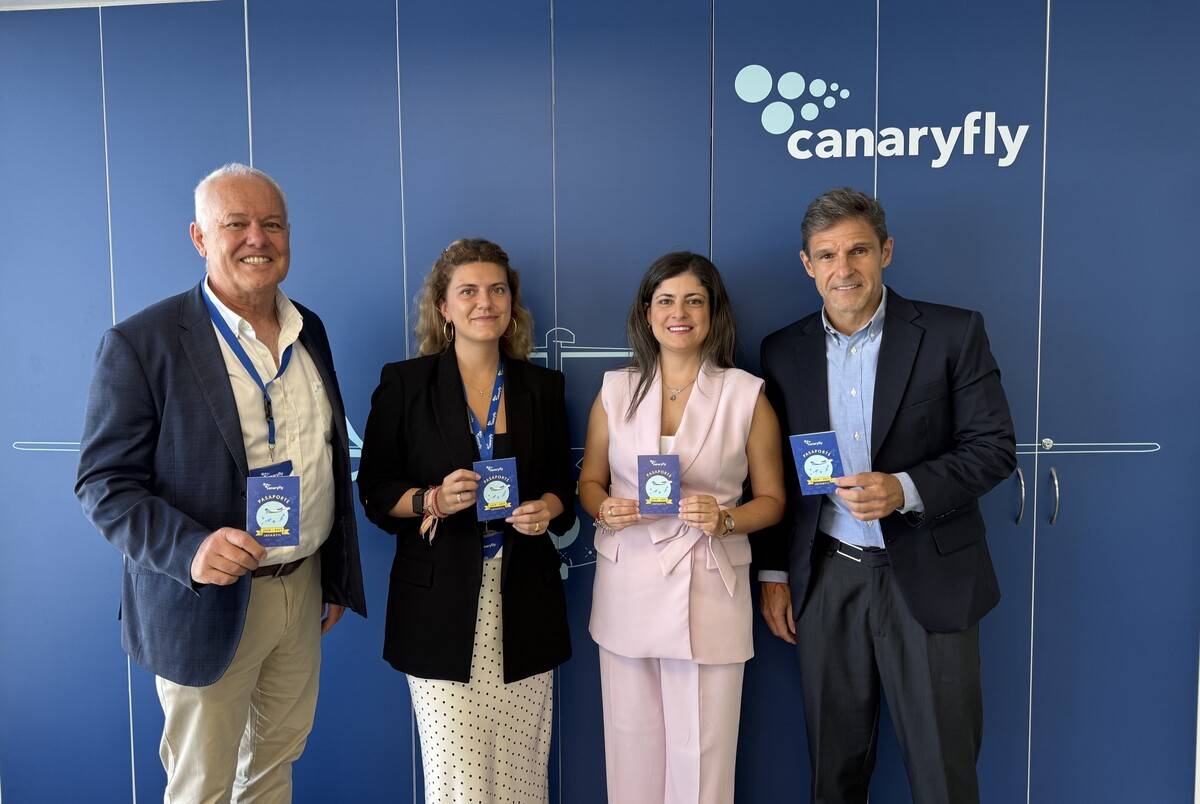 Foto de grupo tras el anuncio del acuerdo entre Canaryfly y el Grupo Loro Parque. Foto de grupo tras el anuncio del acuerdo entre Canaryfly y el Grupo Loro Parque.