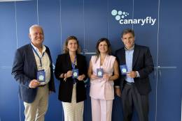 Foto de grupo tras el anuncio del acuerdo entre Canaryfly y el Grupo Loro Parque.