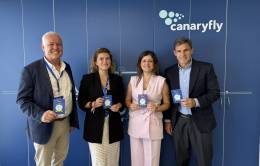 Foto de grupo tras el anuncio del acuerdo entre Canaryfly y el Grupo Loro Parque.