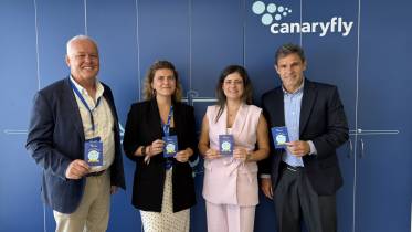 Foto de grupo tras el anuncio del acuerdo entre Canaryfly y el Grupo Loro Parque.