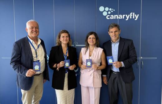 Foto de grupo tras el anuncio del acuerdo entre Canaryfly y el Grupo Loro Parque.