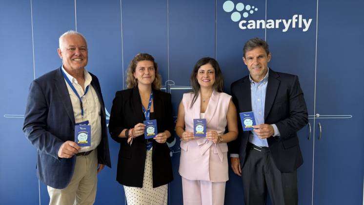 Foto de grupo tras el anuncio del acuerdo entre Canaryfly y el Grupo Loro Parque.