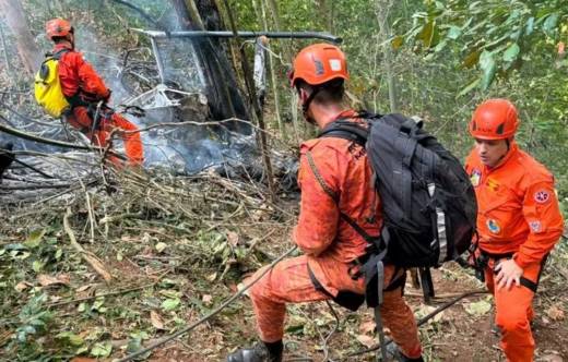 Cuerpo de Bomberos Militares de R�o de Janeiro en el lugar del helic�ptero siniestrado