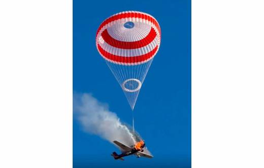 Apertura del paraca�das bal�stico en la Cirrus SR22 (fotos: Cuerpo de Bomberos Militares de Minas Gerais) 