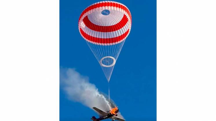 Apertura del paraca�das bal�stico en la Cirrus SR22 (fotos: Cuerpo de Bomberos Militares de Minas Gerais) 
