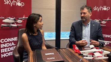 De izquierda a derecha, Avani Singh, fundadora y directora ejecutiva de SkyHop Aviation, y Eric Lithun, que tiene los mismos atributos en Noemi Aerospace.