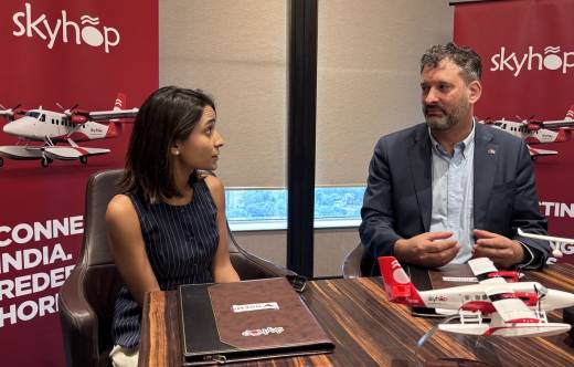 De izquierda a derecha, Avani Singh, fundadora y directora ejecutiva de SkyHop Aviation, y Eric Lithun, que tiene los mismos atributos en Noemi Aerospace.