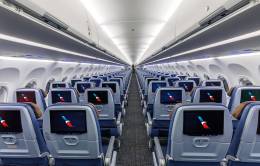 Interior de un avión de fuselaje estrecho de American Airlines con las nuevas pantallas 4k. Foto: American Airlines