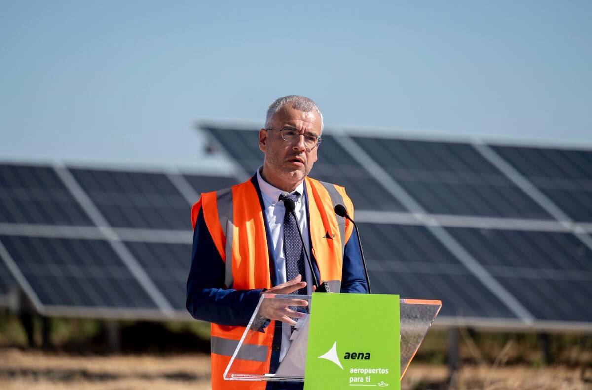 Maurici Lucena visita el nuevo parque solar fotovoltaico de Aena en el Aeropuerto de Madrid-Barajas. Foto: Aena Maurici Lucena visita el nuevo parque solar fotovoltaico de Aena en el Aeropuerto de Madrid-Barajas. Foto: Aena