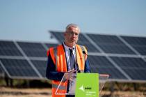 Maurici Lucena visita el nuevo parque solar fotovoltaico de Aena en el Aeropuerto de Madrid-Barajas. Foto: Aena